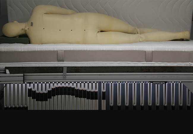 manichino sdraiato su fianco